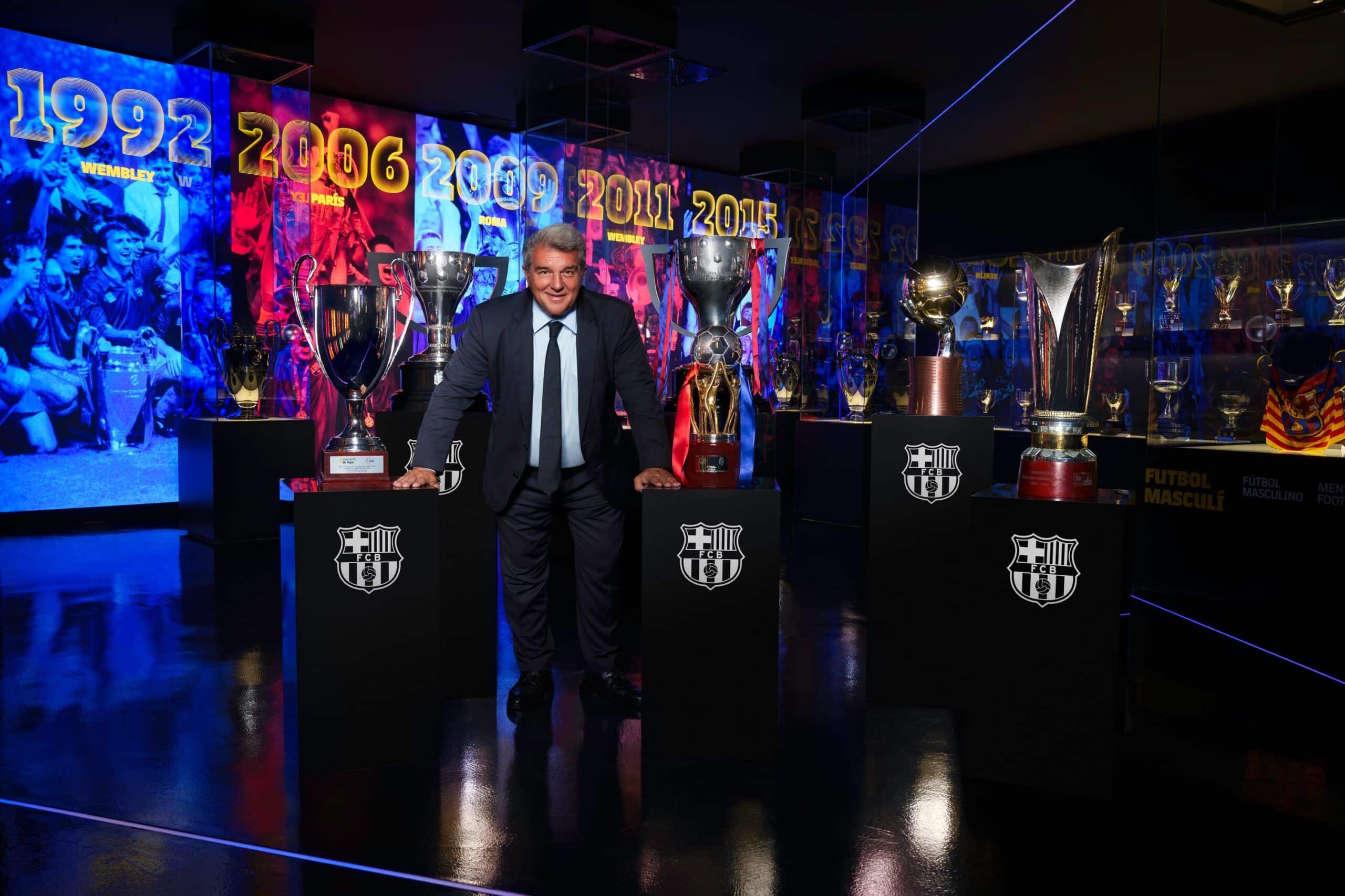 Joan Laporta en el museo del Barça con las 6 ligas de las secciones profesionales del club | Fuente imagen: FC Barcelona