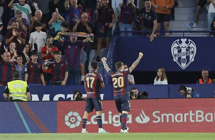 Brugué y Joni Montiel celebran un gol
