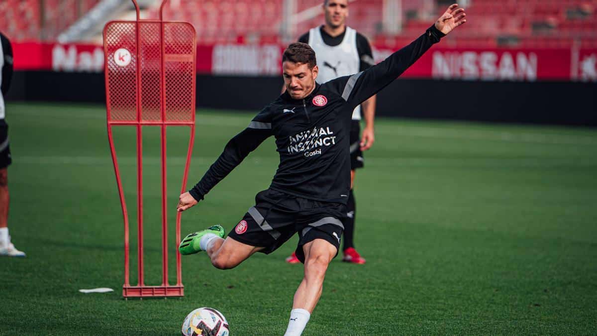 Manu Vallejo en un entrenamiento con el Girona