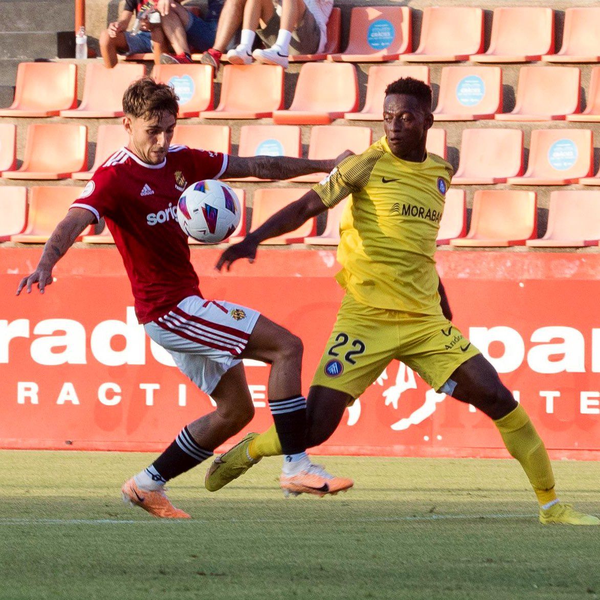 Marc Álvarez disputando un balón en los primeros minutos del encuentro. Vía @Nàstic, en Twitter: https://twitter.com/NASTICTARRAGONA/status/1685363217516601344/photo/1
