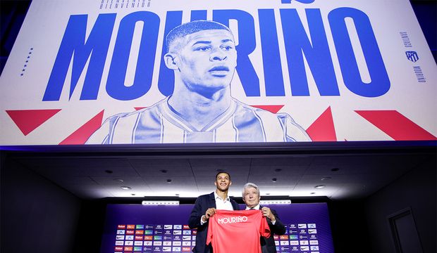 Santiago Mouriño siendo presentado con el Atlético