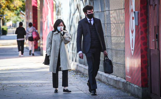 Sophia Yang presidenta del Granada es acompañada por el abogado Javier Aranguren (Foto del Diario ideal de Granada)