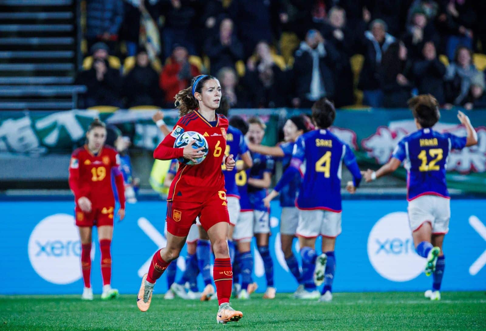 Aitana Bonmatí recoge el balón tras el primer gol de Japón. Fuente: Twitter Oficial de la Selección Española (@SEFutbolFem)