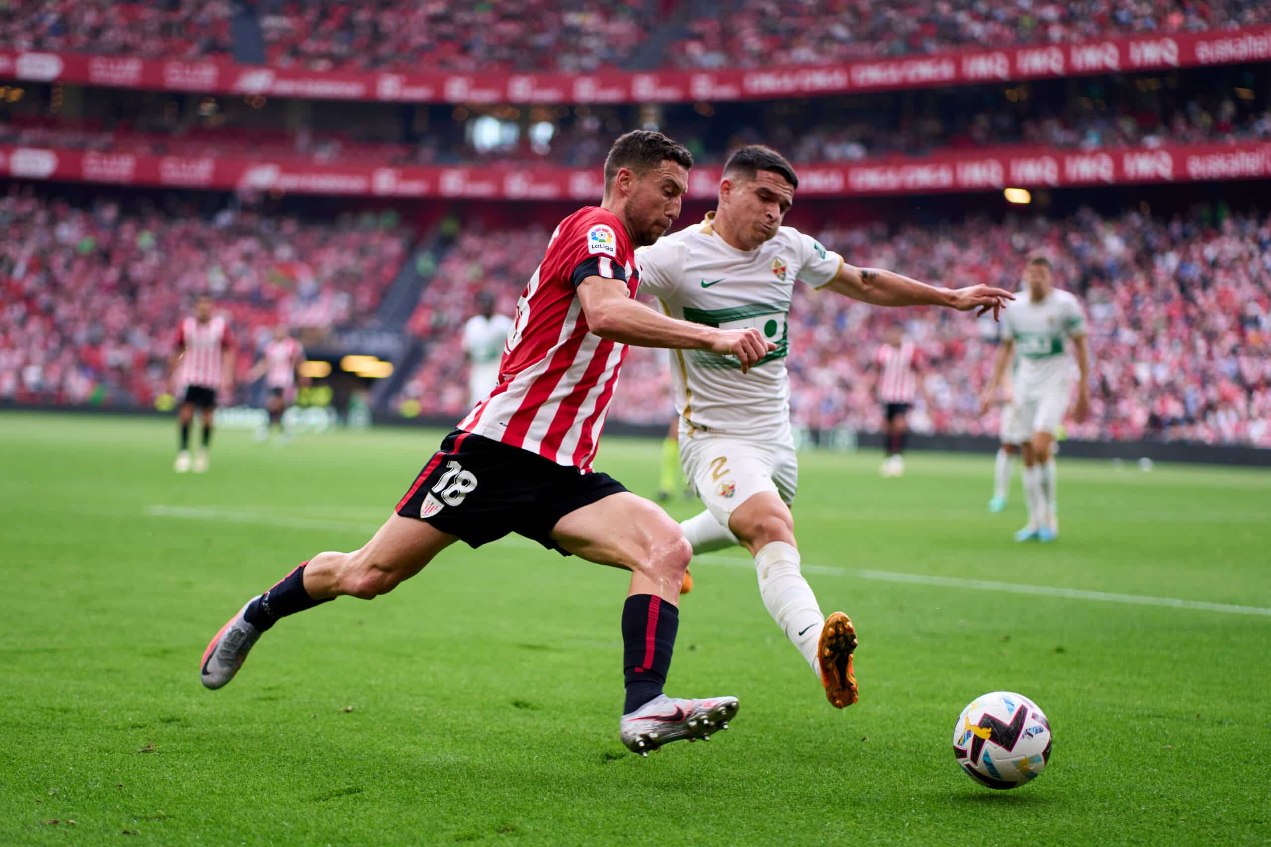 BILBAO, SPAIN - MAY 28: Oscar De Marcos of Athletic Club duels for the ball with Lautaro Blanco of Elche CF during the LaLiga Santander match between Athletic Club and Elche CF at San Mames Stadium on May 28, 2023 in Bilbao, Spain. (Photo by Juan Manuel Serrano Arce/Getty Images)