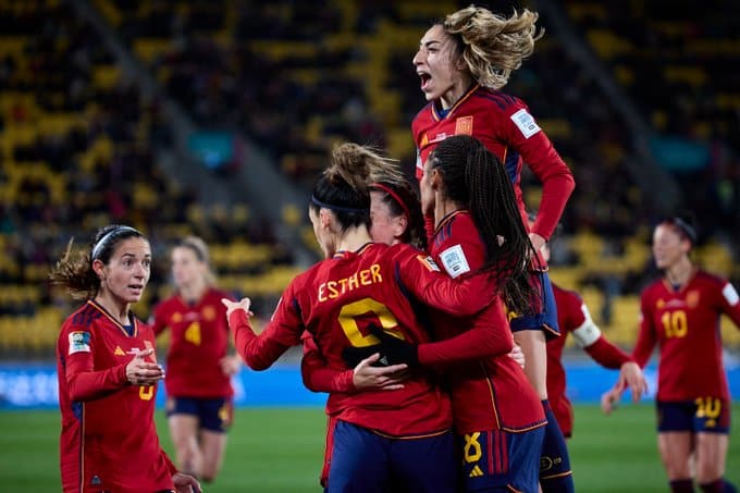 España celebra la victoria en su debut en el Mundial. Fuente: Twitter Oficial de la Selección Española (@SEFutbolFem)