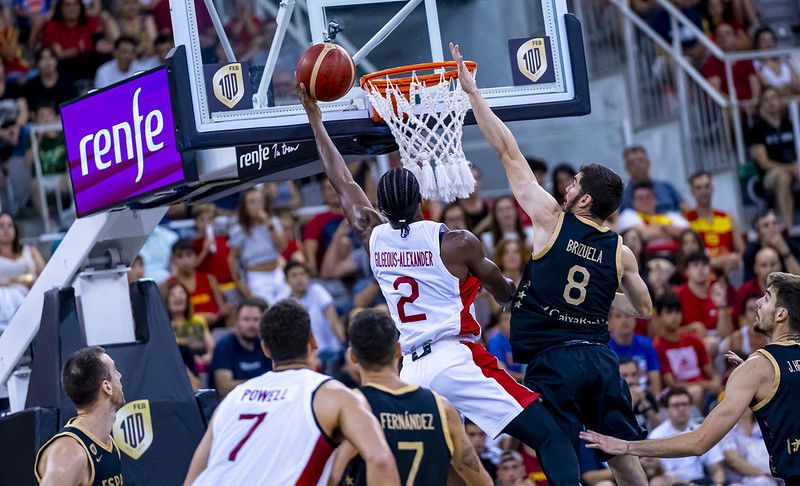 Gilgeous-Alexander encarando el aro ante la defensa de Darío Brizuela. Fuente: @BaloncestoESP.