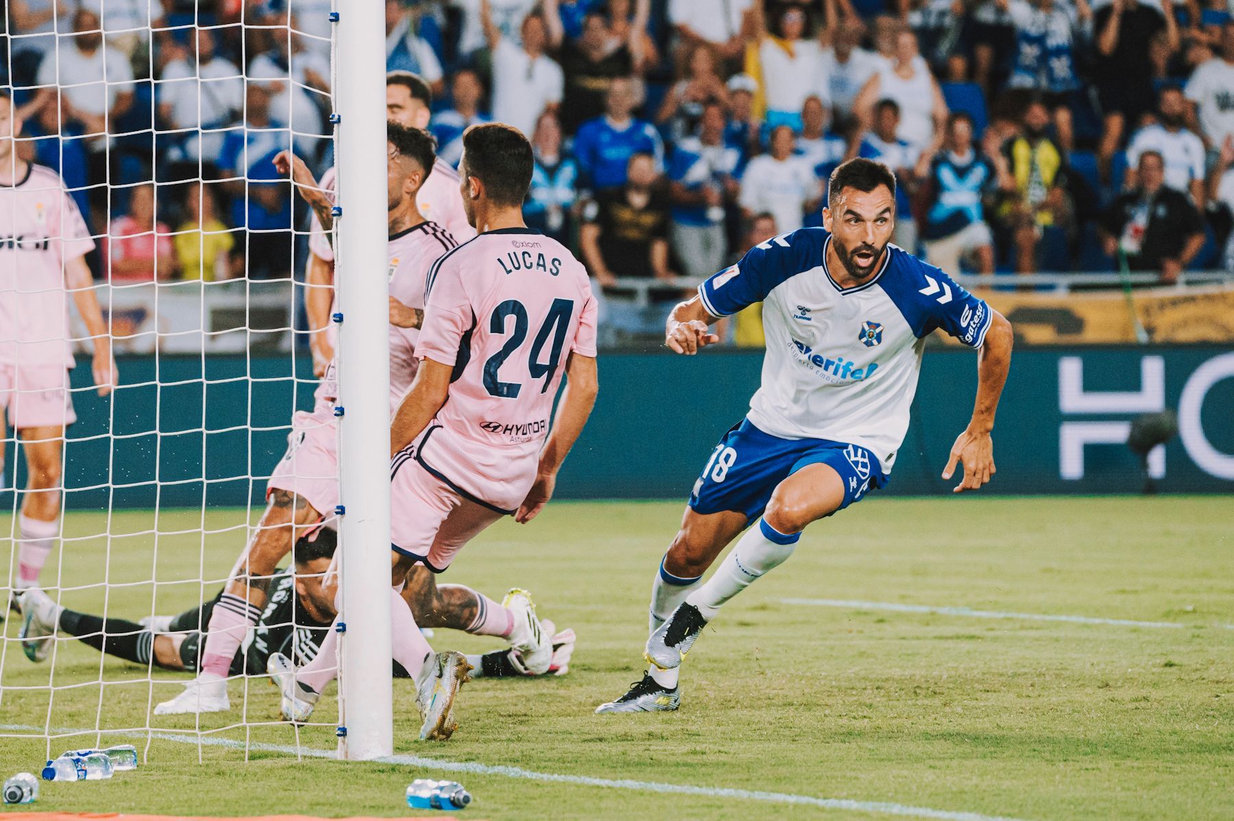 Enric Gallego celebra un gol frente al Real Oviedo