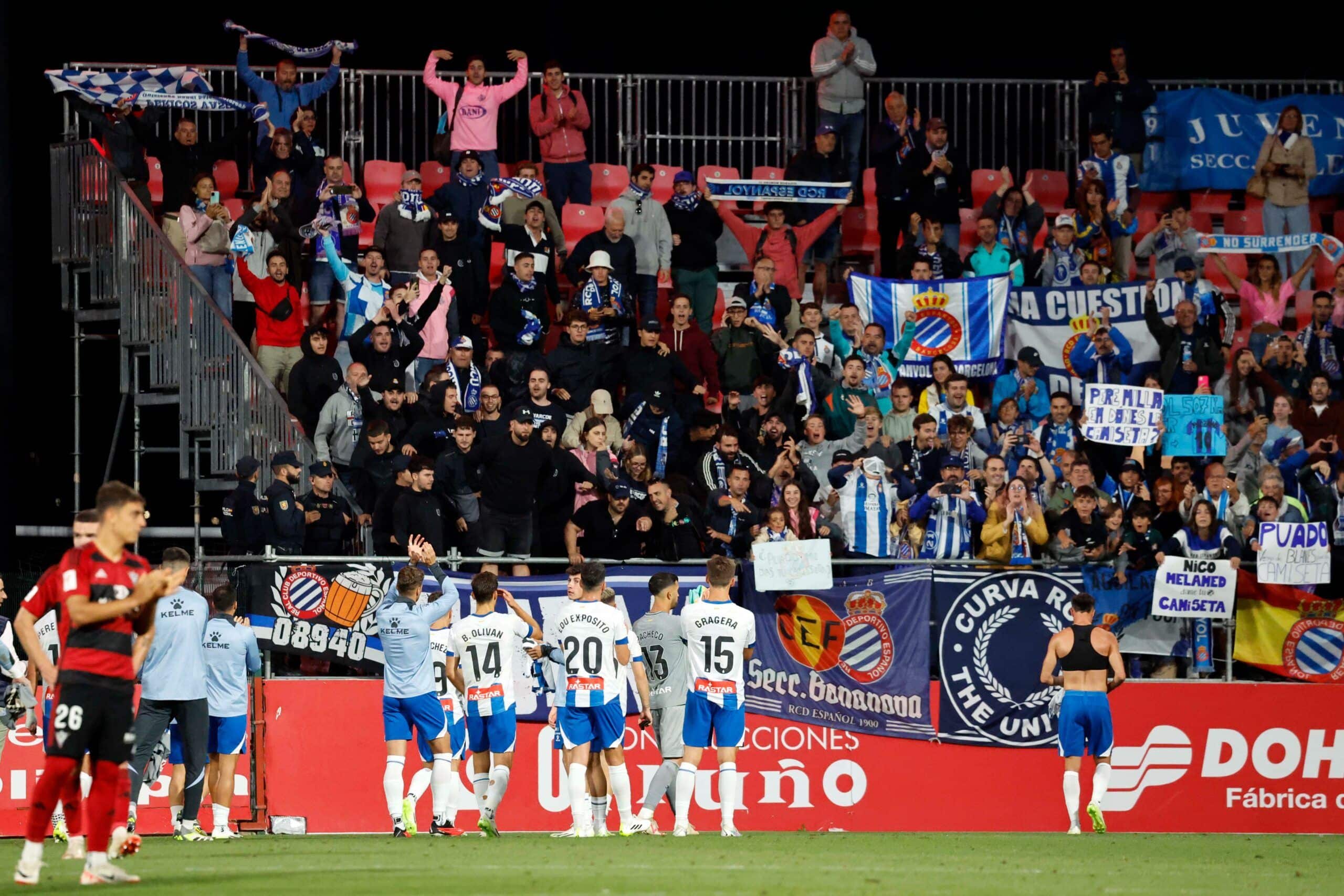 El equipo celebrando el triumfo en Anduva con la afición desplazada
