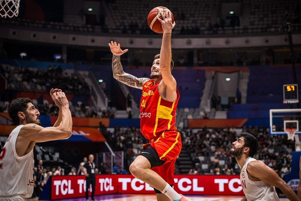 Juancho Hernángomez entra a canasta. Foto: FIBA