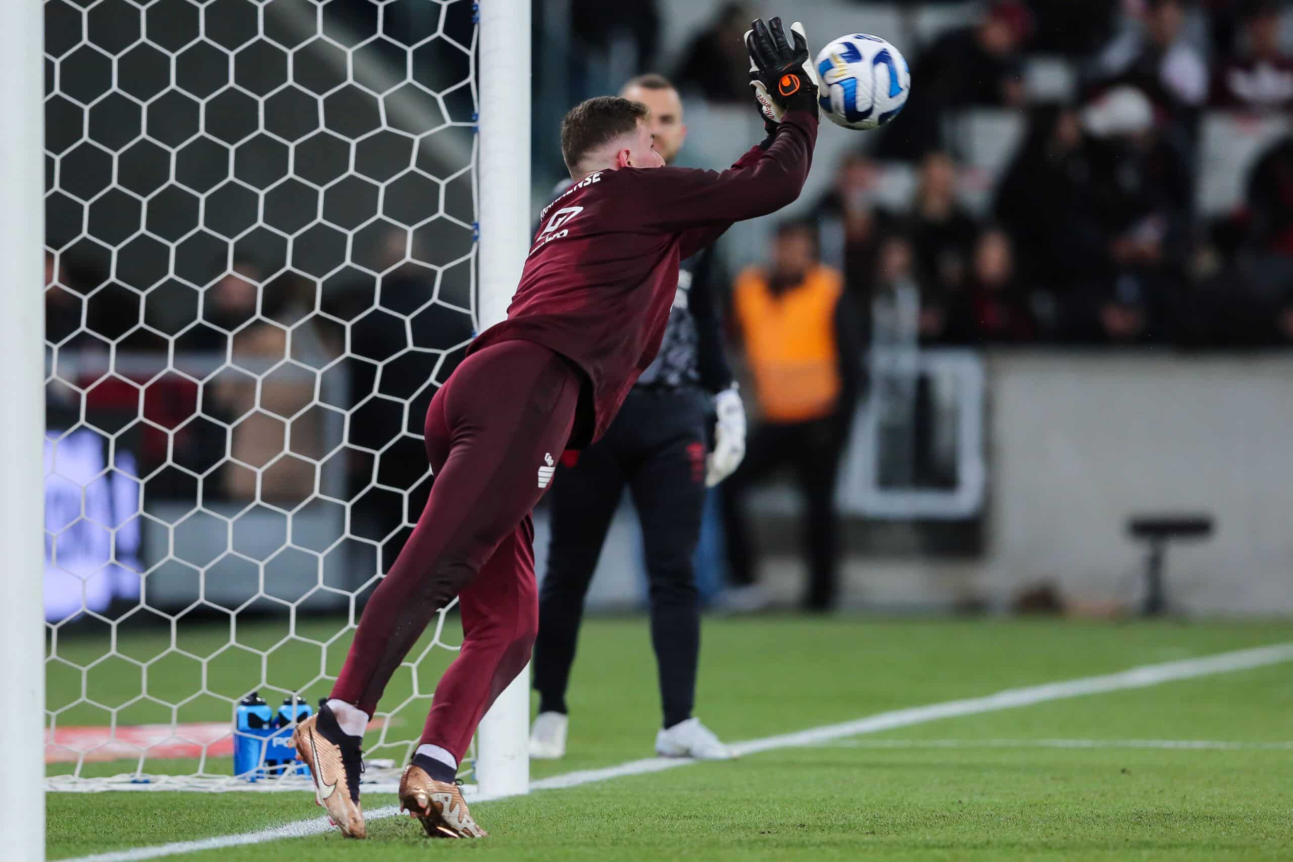 CURITIBA, BRAZIL - AUGUST 08: Bento goalkeeper of Paranaense warms up prior to the Copa CONMEBOL Libertadores round of 16 second leg match between Athletico Paranaense and Bolivar at Ligga Arena on August 08, 2023 in Curitiba, Brazil. (Photo by Heuler Andrey/Getty Images)