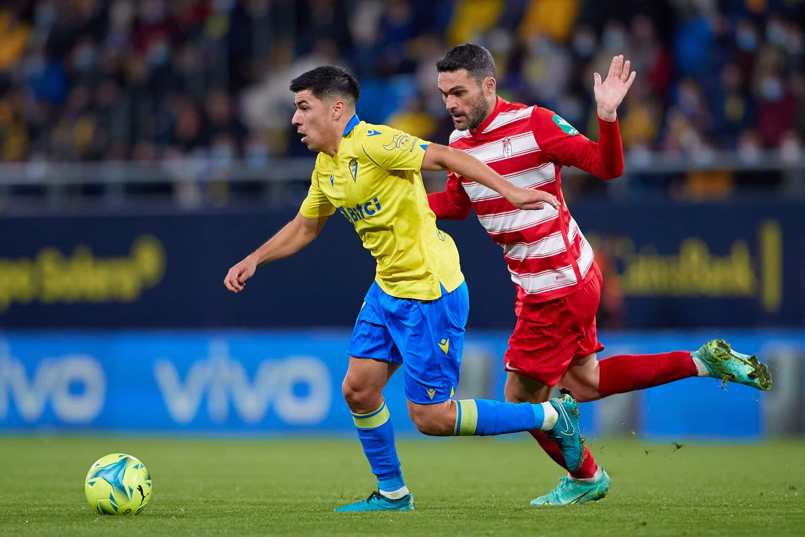 CADIZ, SPAIN - DECEMBER 13: Tomás Alarcón of Cadiz CF competes for the ball with Jorge Molina of Granada FC during the La Liga Santander match between Cadiz CF and Granada CF at Estadio Nuevo Mirandilla on December 13, 2021 in Cadiz, Spain. (Photo by Fran Santiago/Getty Images)
