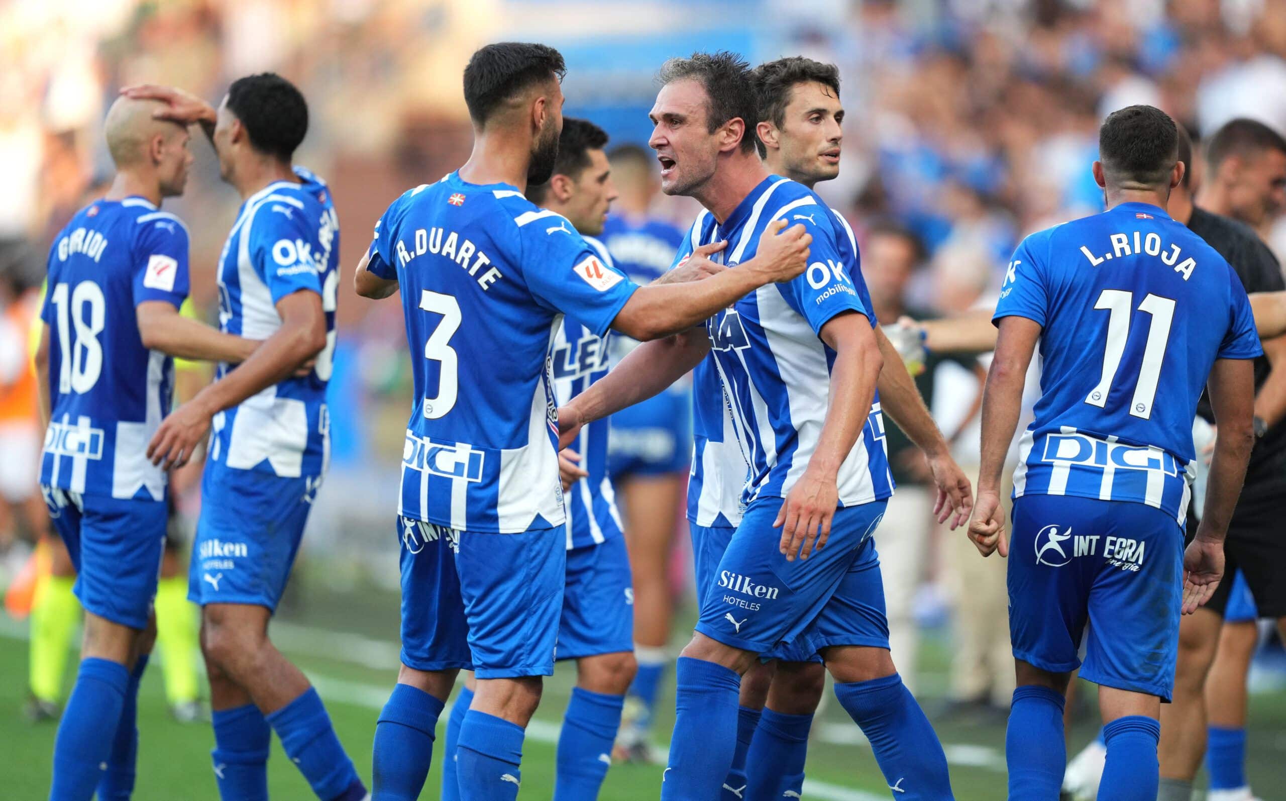 VITORIA-GASTEIZ, SPAIN - AUGUST 21: Kike of Deportivo Alaves celebrates with teammate Ruben Duarte after scoring the team's third goal during the LaLiga EA Sports match between Deportivo Alaves and Sevilla FC at Estadio de Mendizorroza on August 21, 2023 in Vitoria-Gasteiz, Spain. (Photo by Juan Manuel Serrano Arce/Getty Images)