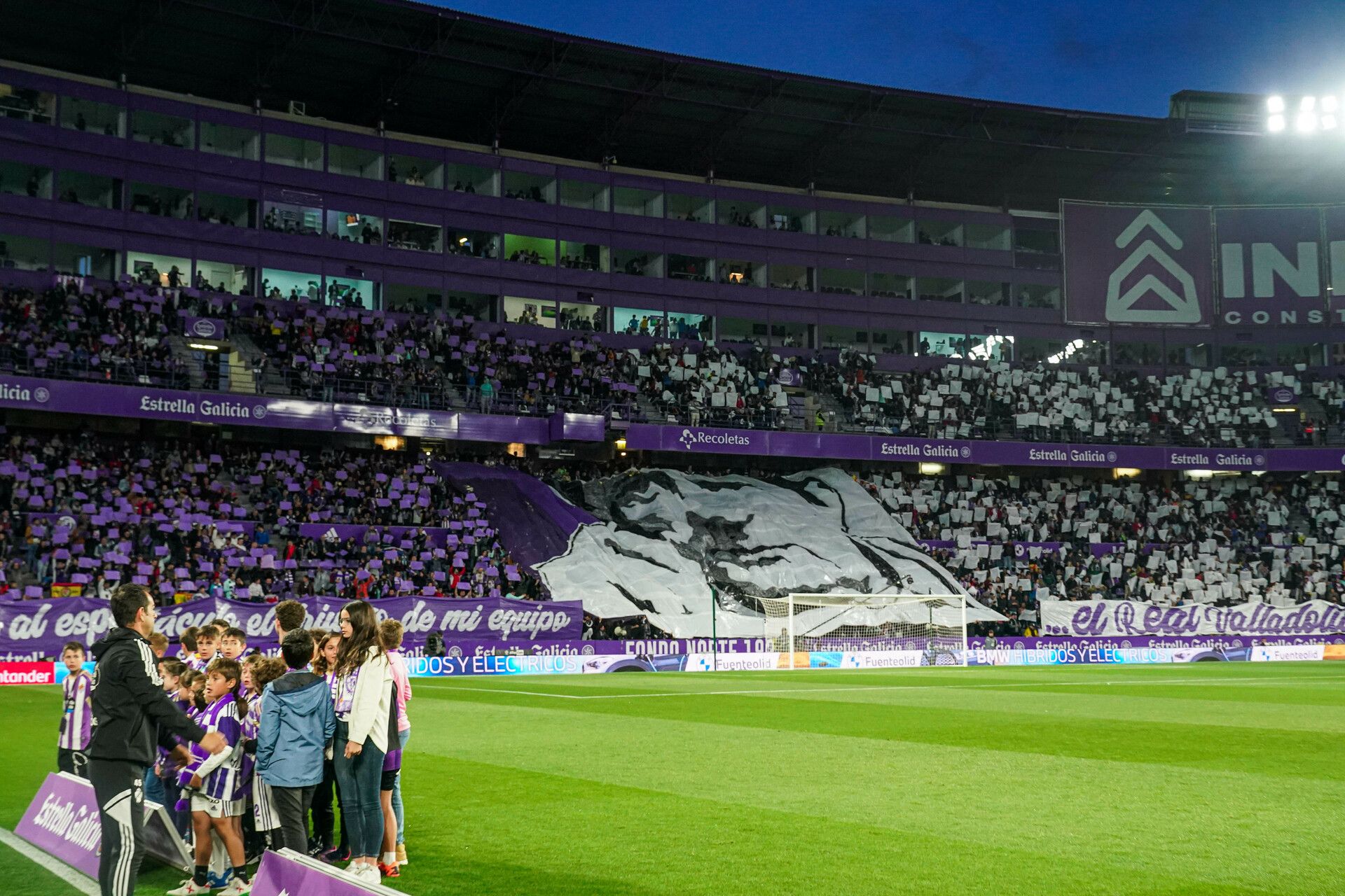 Tifo en recuerdo a Miguel Delibes de la afición del Real Valladolid. Foto: Real Valladolid