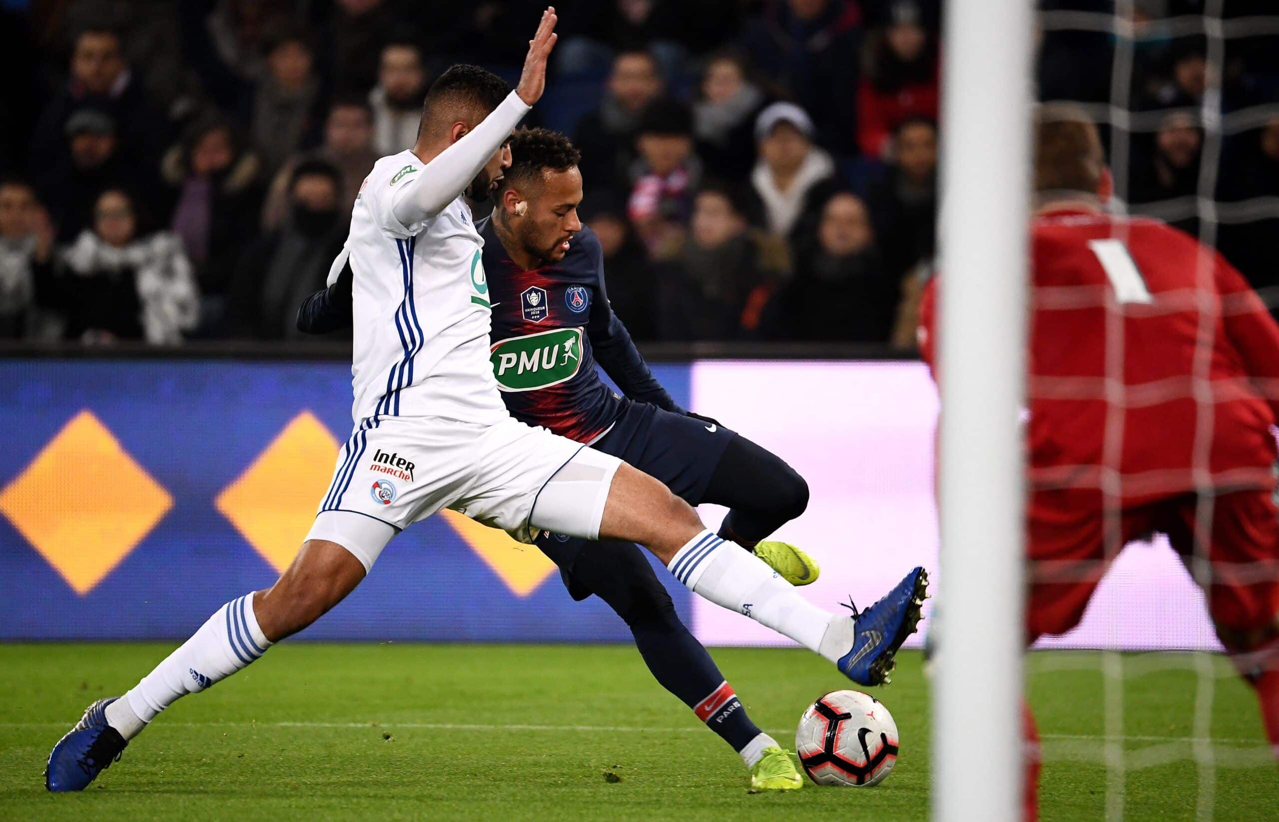 Paris Saint-Germain's Brazilian forward Neymar (C) vies with Strasbourg's defender Ismail Aaneba (L) during the French Cup round of 32 football match between Paris Saint-Germain (PSG) and Strasbourg (RCS) at the Parc des Princes stadium in Paris on January 23, 2019. (Photo by FRANCK FIFE / AFP)        (Photo credit should read FRANCK FIFE/AFP via Getty Images)