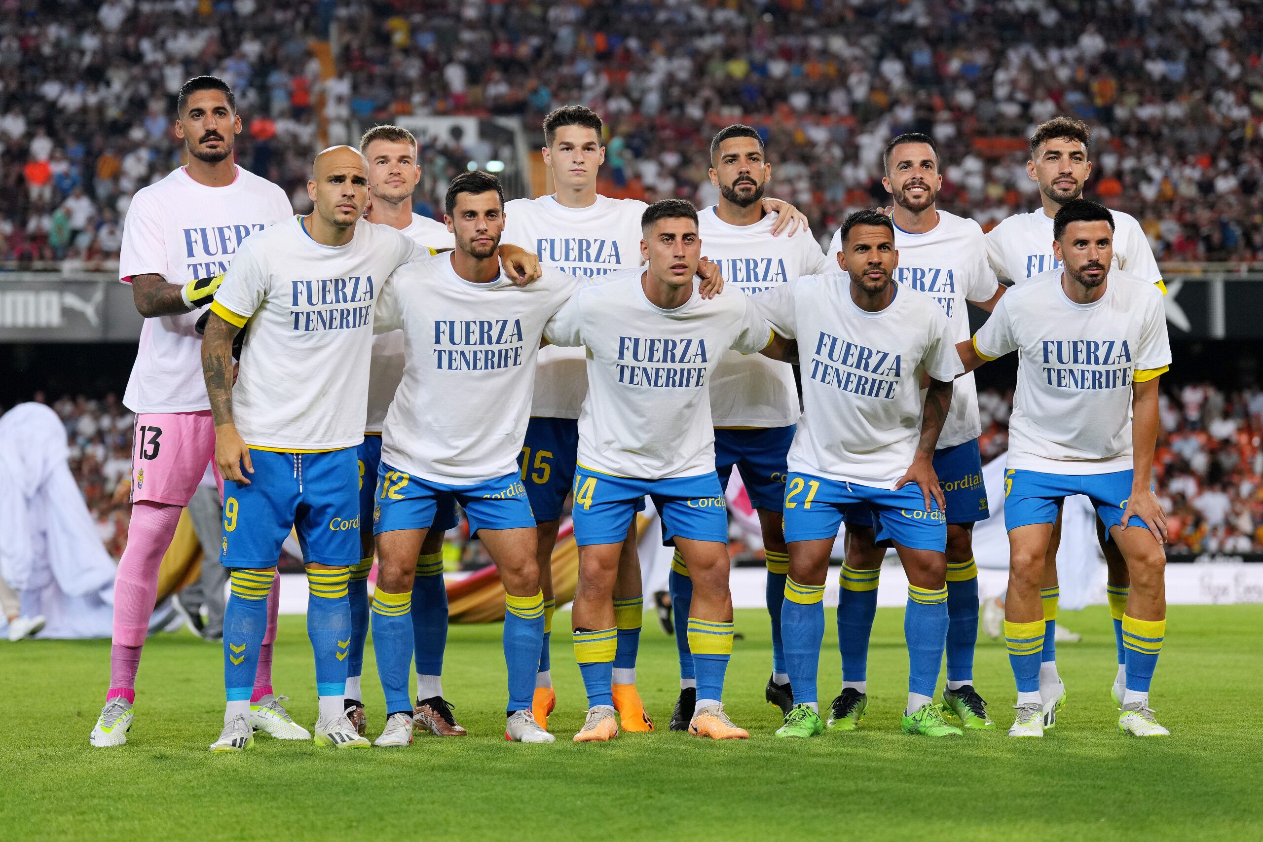 VALENCIA, SPAIN - AUGUST 18: Players of Las Palmas pose for a team photograph whilst wearing t-shirts in support of Tenerife prior to the LaLiga EA Sports match between Valencia CF and UD Las Palmas at Estadio Mestalla on August 18, 2023 in Valencia, Spain. (Photo by Aitor Alcalde/Getty Images)