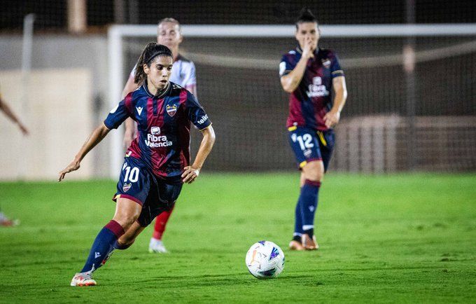 Alba Redondo se retira lesionada tras su primer gol. Fuente: Twitter Oficial del Levante UD (@LUDfemenino)