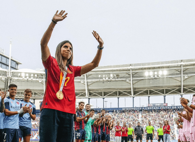 Alba Redondo es ovacionada por el Ciutat de Valencia, tras ganar el Mundial 2023, en el partido entre el Levante UD y el Real Oviedo. Fuente: Twitter Oficial del Levante UD (@LevanteUD)