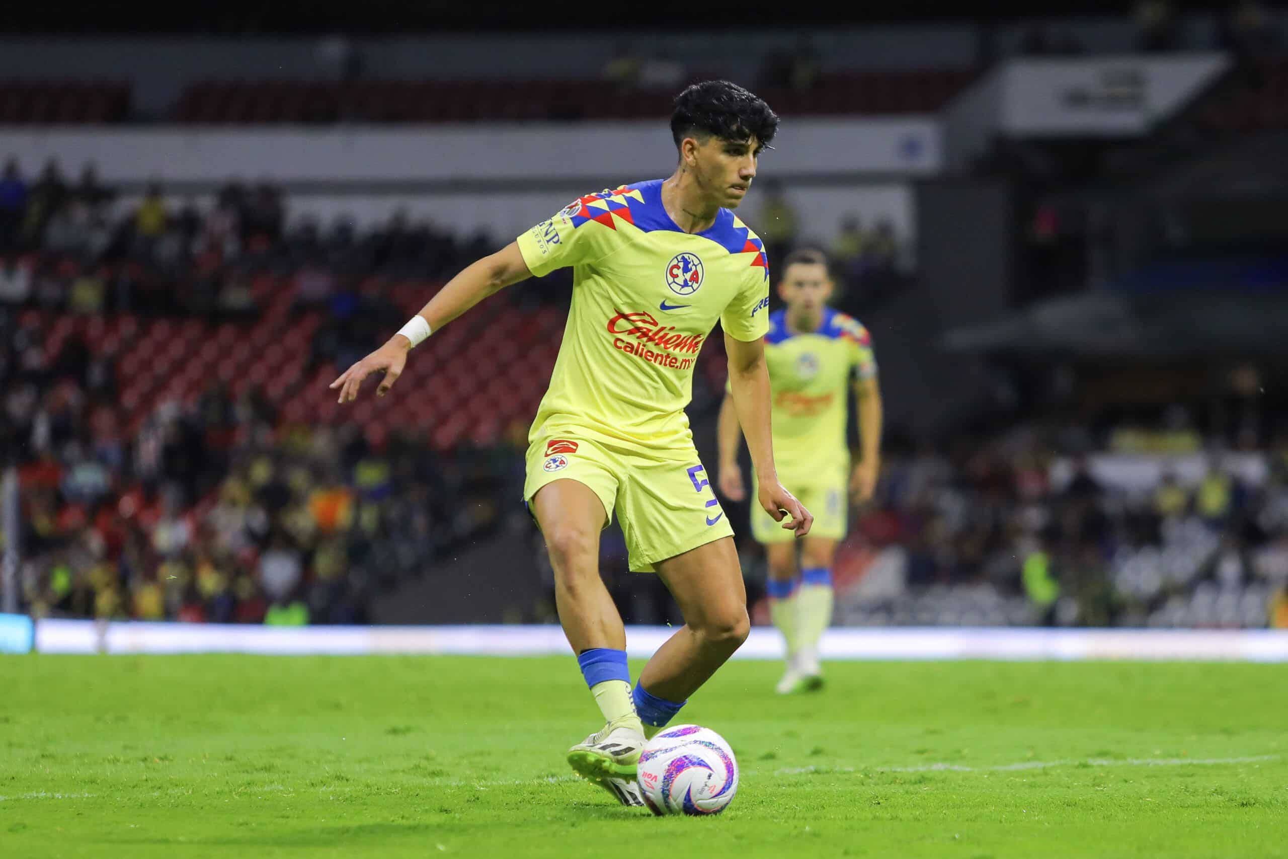 MEXICO CITY, MEXICO - AUGUST 23: Kevin Alvarez of America controls the ball during the 5th round match between America and Necaxa as part of the Torneo Apertura 2023 Liga MX at Azteca Stadium on August 23, 2023 in Mexico City, Mexico. (Photo by Agustin Cuevas/Getty Images)