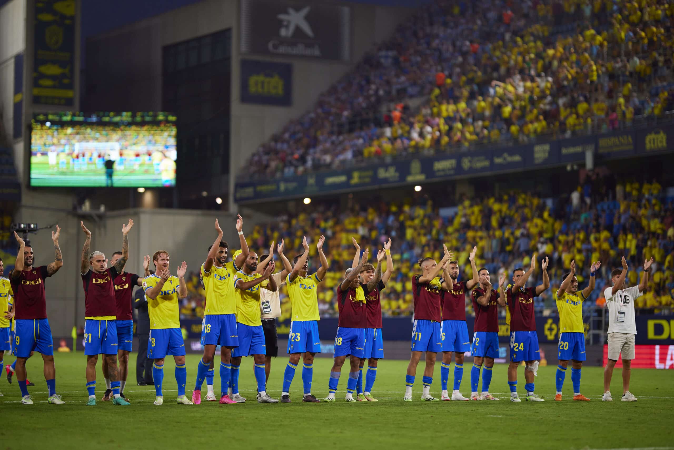 CADIZ, SPAIN - AUGUST 14: Players of Cadiz CF celebrate after winning the LaLiga EA Sports match between Cadiz CF and Deportivo Alaves at Estadio Nuevo Mirandilla on August 14, 2023 in Cadiz, Spain. (Photo by Fran Santiago/Getty Images)