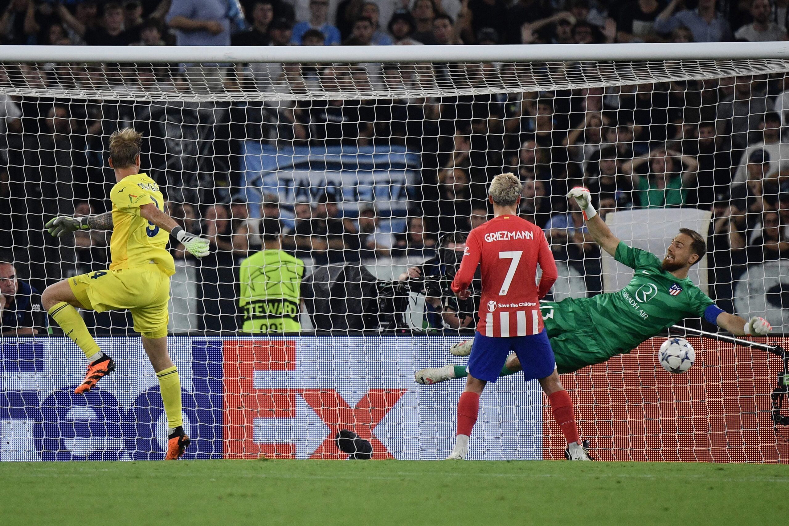 Lazio's Italian goalkeeper #94 Ivan Provedel (L) scores in the last minute during the UEFA Champions League 1st round group E football match between Lazio and Atletico Madrid at the Olympic stadium in Rome on September 19, 2023. (Photo by Filippo MONTEFORTE / AFP) (Photo by FILIPPO MONTEFORTE/AFP via Getty Images)