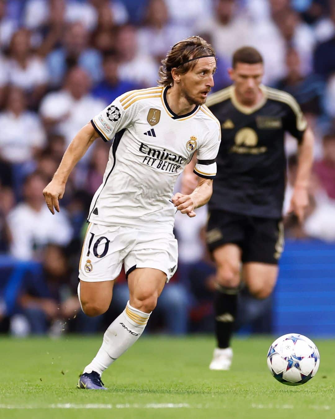 Luka Modric controla el esférico. Foto: @realmadrid.