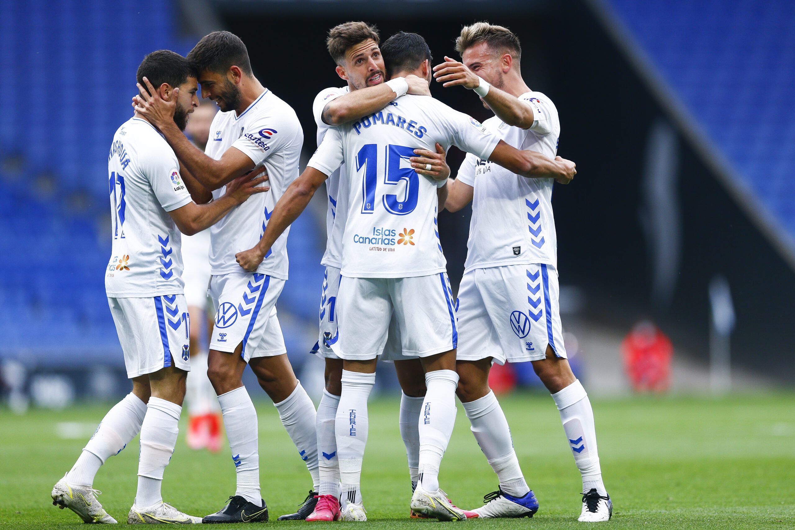 BARCELONA, SPAIN - MAY 24: Carlos Pomares celebrates scoring his side's first goal with his team mates during the Liga Smartbank match betwen RCD Espanyol de Barcelona and CD Tenerife at RCDE Stadium on May 24, 2021 in Barcelona, Spain. (Photo by Eric Alonso/Getty Images)
