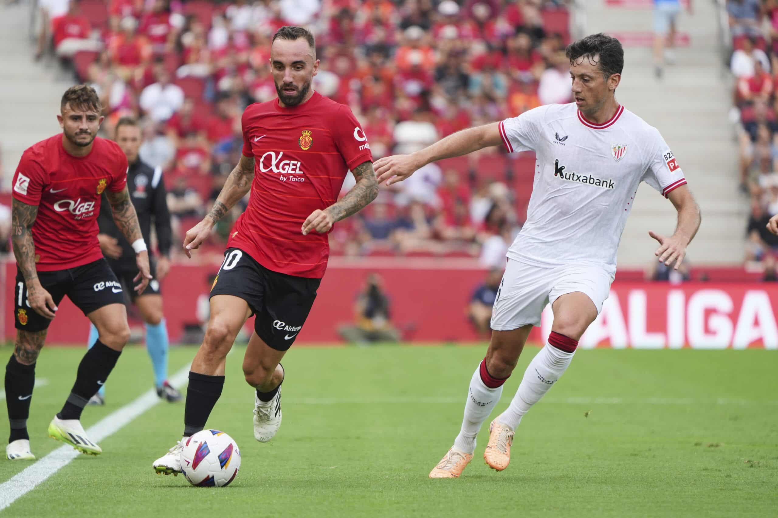 MALLORCA, SPAIN - SEPTEMBER 03: Sergi Darder of RCD Mallorca and Mikel Vesga of Athletic Club competes for the ball during the LaLiga EA Sports match between RCD Mallorca and Athletic Bilbao at Estadi de Son Moix on September 03, 2023 in Mallorca, Spain. (Photo by Rafa Babot/Getty Images)
