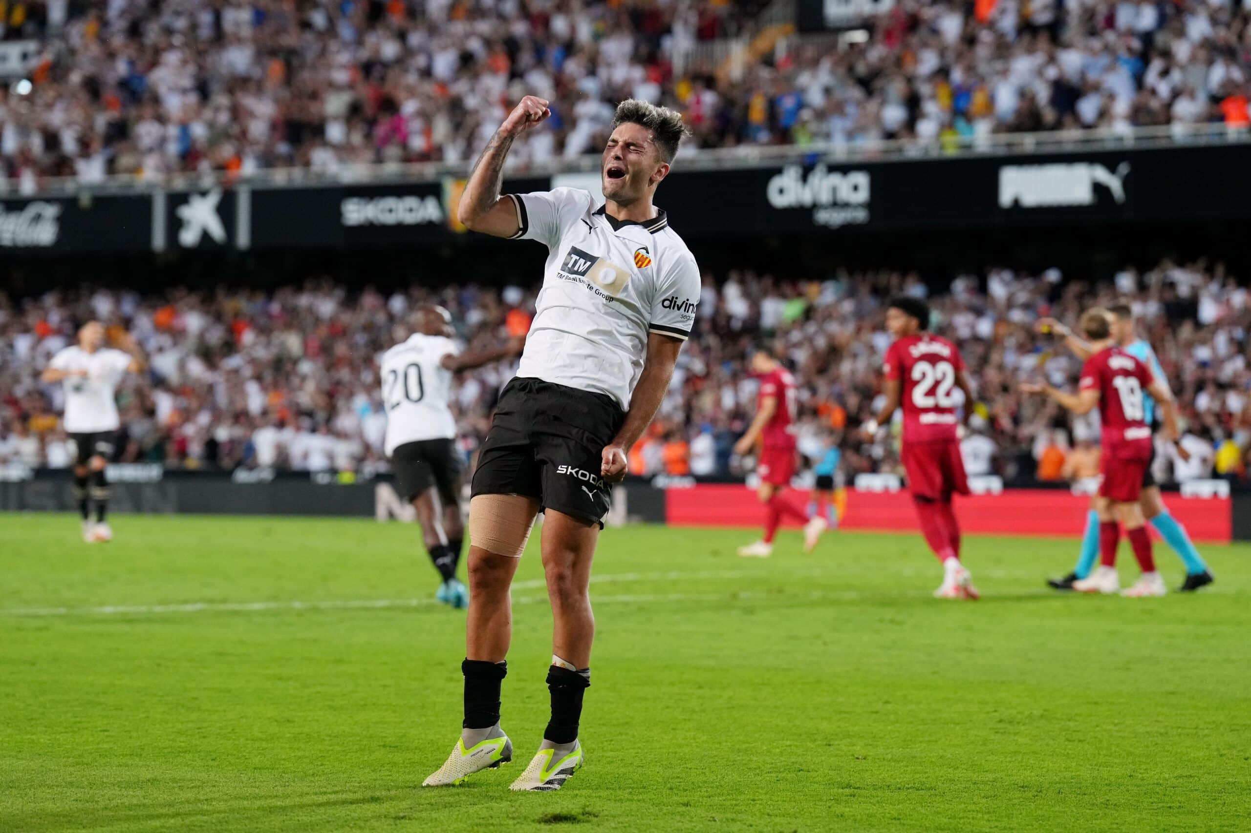 VALENCIA, SPAIN - AUGUST 27: Hugo Duro of Valencia celebrates after scoring their sides first goal during the LaLiga EA Sports match between Valencia CF and CA Osasuna at Estadio Mestalla on August 27, 2023 in Valencia, Spain. (Photo by Aitor Alcalde/Getty Images)