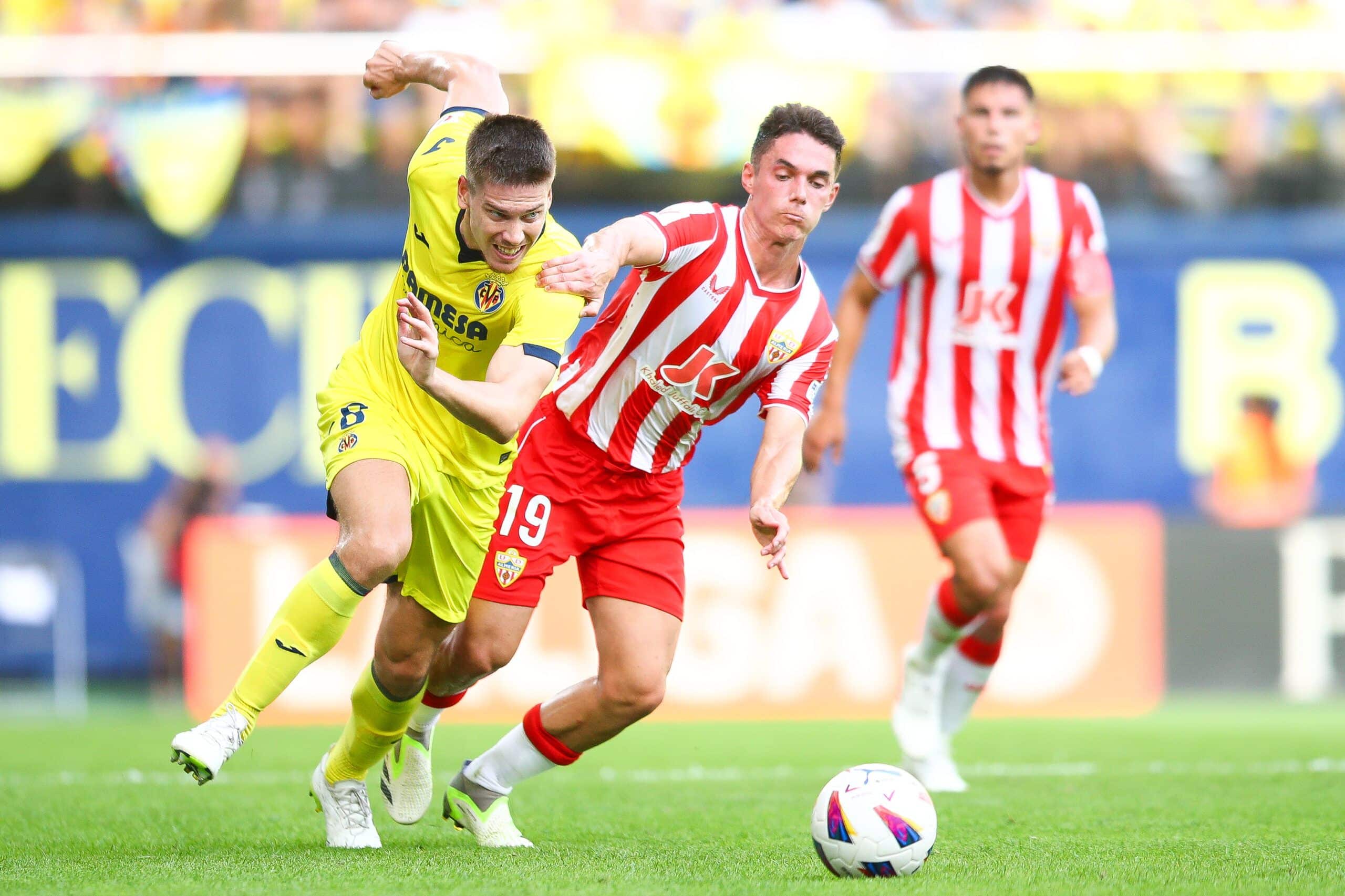 VILLARREAL, SPAIN - SEPTEMBER 17: Juan Foyth of Villareal FC challenges for the ball against Sergio Arribas of UD Almeria during the LaLiga EA Sports match between Villarreal CF and UD Almeria at Estadio de la Ceramica on September 17, 2023 in Villarreal, Spain. (Photo by Eric Alonso/Getty Images)