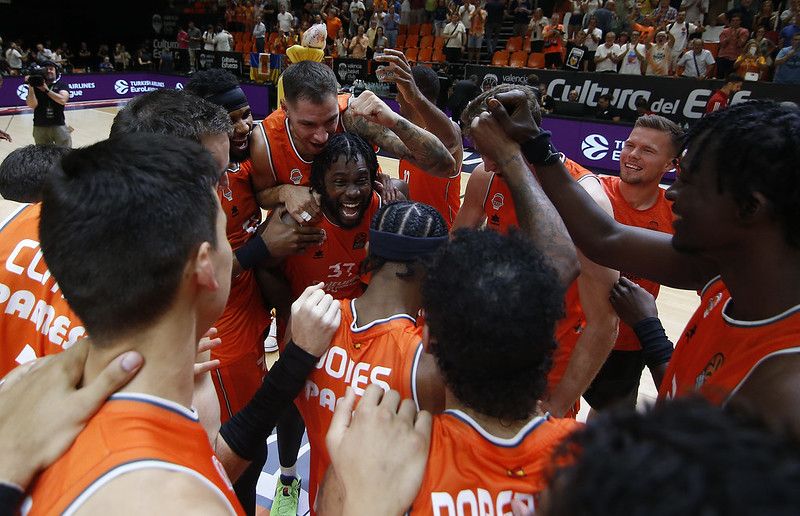 Celebración victoria de Valencia Basket sobre Mónaco.