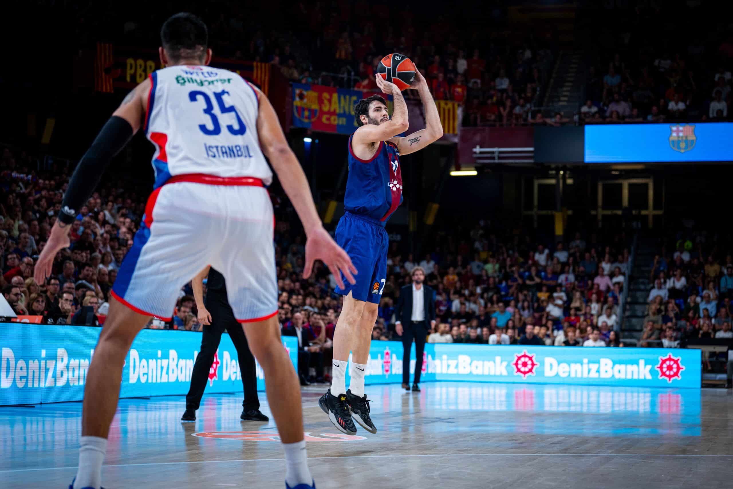 Álex Abrines ejecuta un lanzamiento ante la mirada de Derek Willis. Foto: @FCBbasket