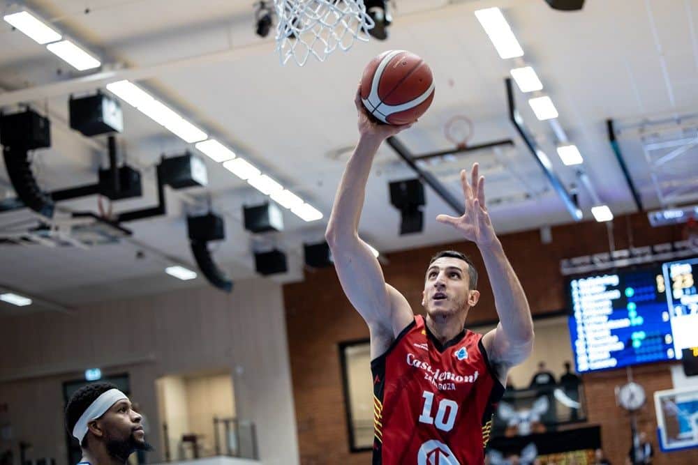 Dejan Kravic entrando a canasta. Foto: FIBA Europe Cup