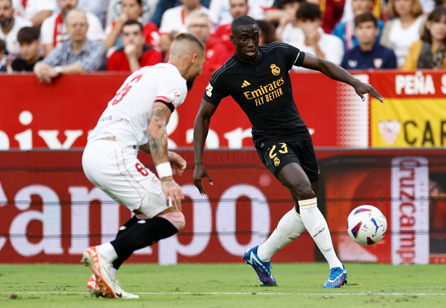 Mendy en una acción del juego frente al Sevilla. Fuente: realmadrid.com