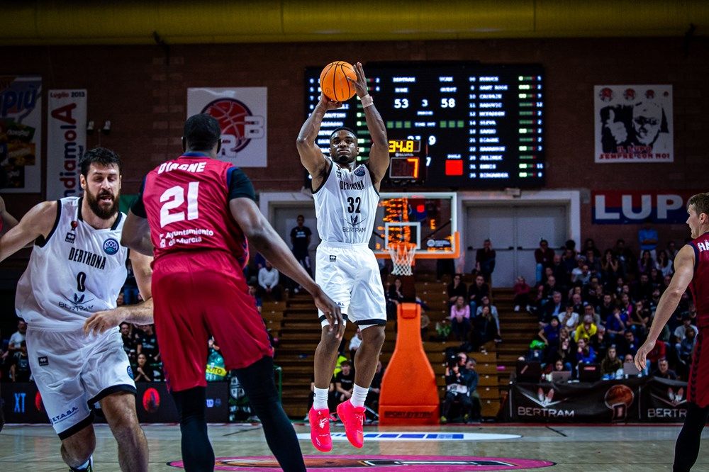 Retin Obasohan ejecuta un lanzamiento. Foto: Basketball Champions League
