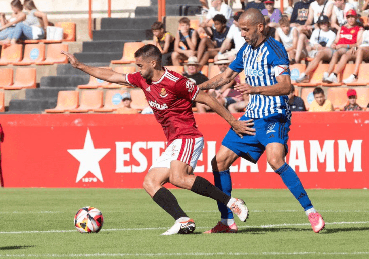 Borja Martínez y Yuri disputando un balón / Nàstic de Tarragona
