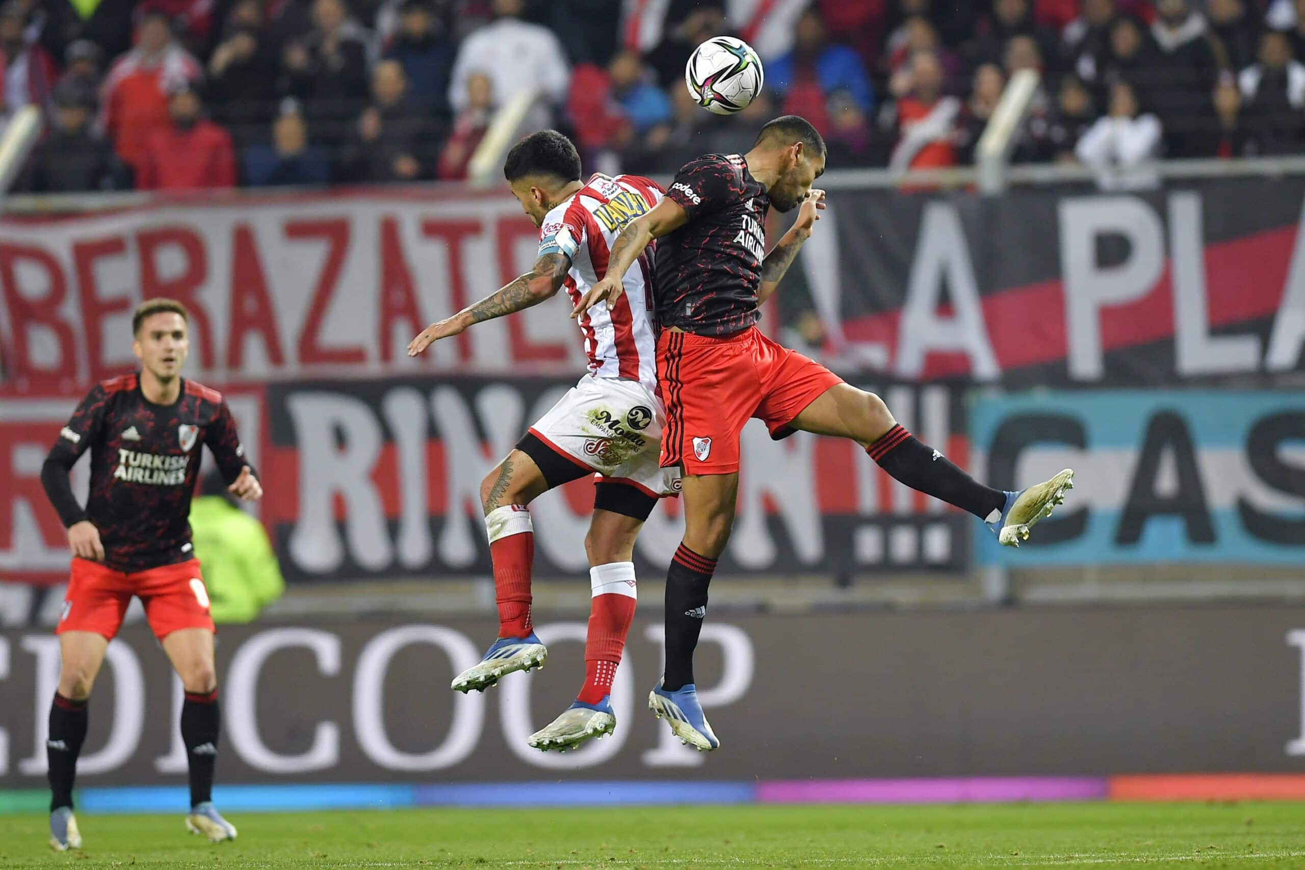 SAN LUIS, ARGENTINA - JULY 13: Héctor Martínez of River Plate heads the ball against Iván Tapia of Barracas Central during a match between Barracas Central and River Plate as part of round of 32 of Copa Argentina 2022 at Estadio La Pedrera on July 13, 2022 in San Luis, Argentina. (Photo by Hernan Cortez/Getty Images)