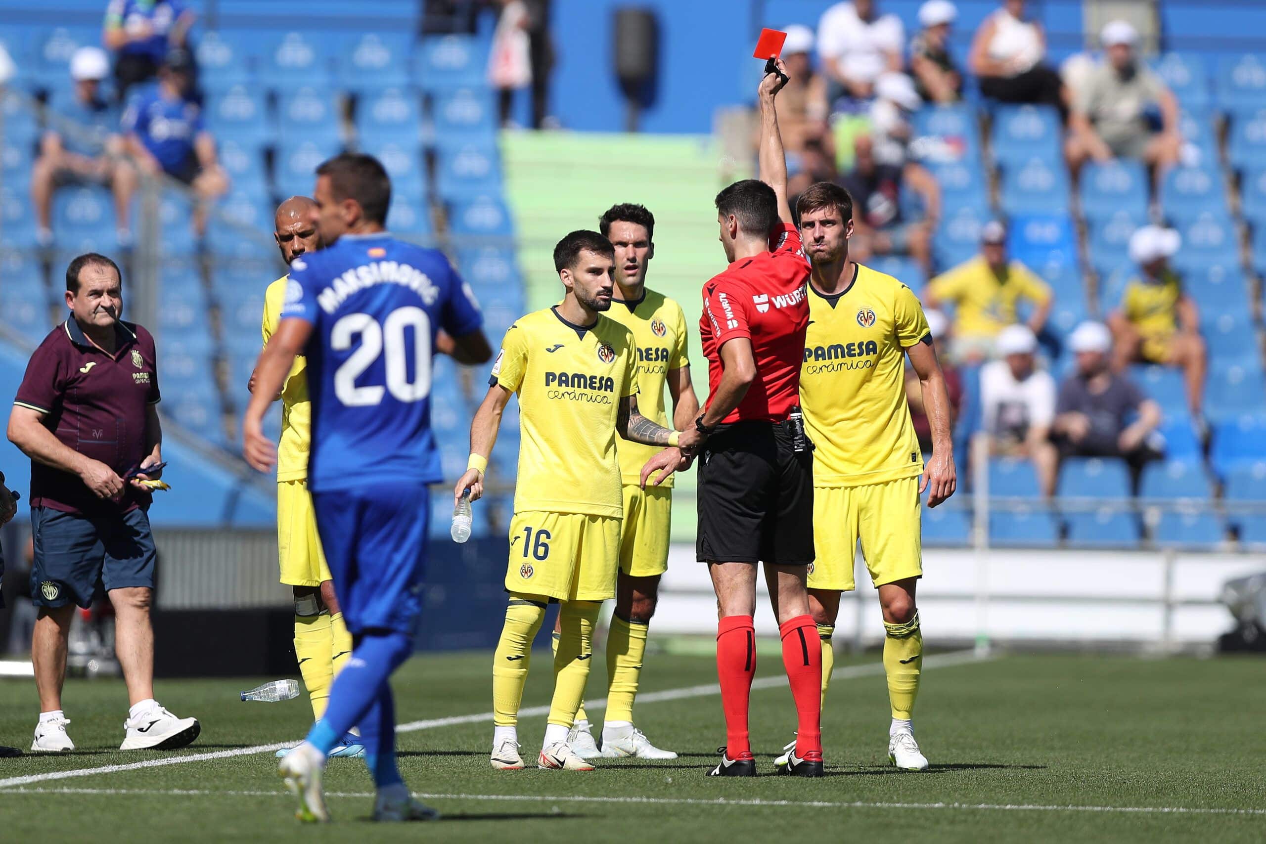 GETAFE, SPAIN - SEPTEMBER 30: Referee Busquets Ferrer shows the red card to Alex Baena (L) of Villarreal CF during the LaLiga EA Sports match between Getafe CF and Villarreal CF at Coliseum Alfonso Perez on September 30, 2023 in Getafe, Spain. (Photo by Gonzalo Arroyo Moreno/Getty Images)