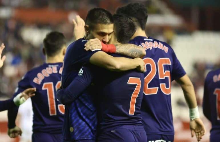 Djuka abraza a Gaspar tras un gol del Sporting
