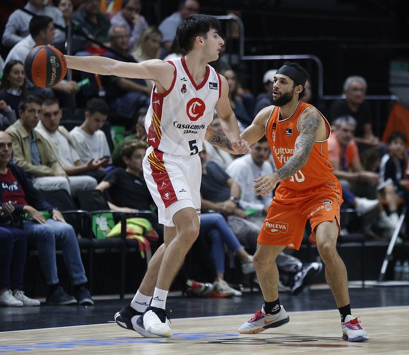 Luca Langarita siendo defendido por Kassius Robertson durante el partido que decidió Arostegui. Fuente: M.A. Polo (VBC).