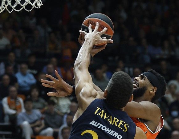 Tavares y Davies en el VBC vs Real Madrid