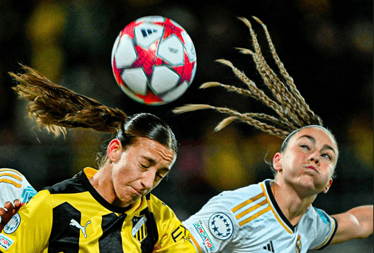 Kafaji (izquierda) lucha por el balón con Athenea del Castillo (derecha). Fuente: Twitter Oficial del Real Madrid (@realmadridfem)