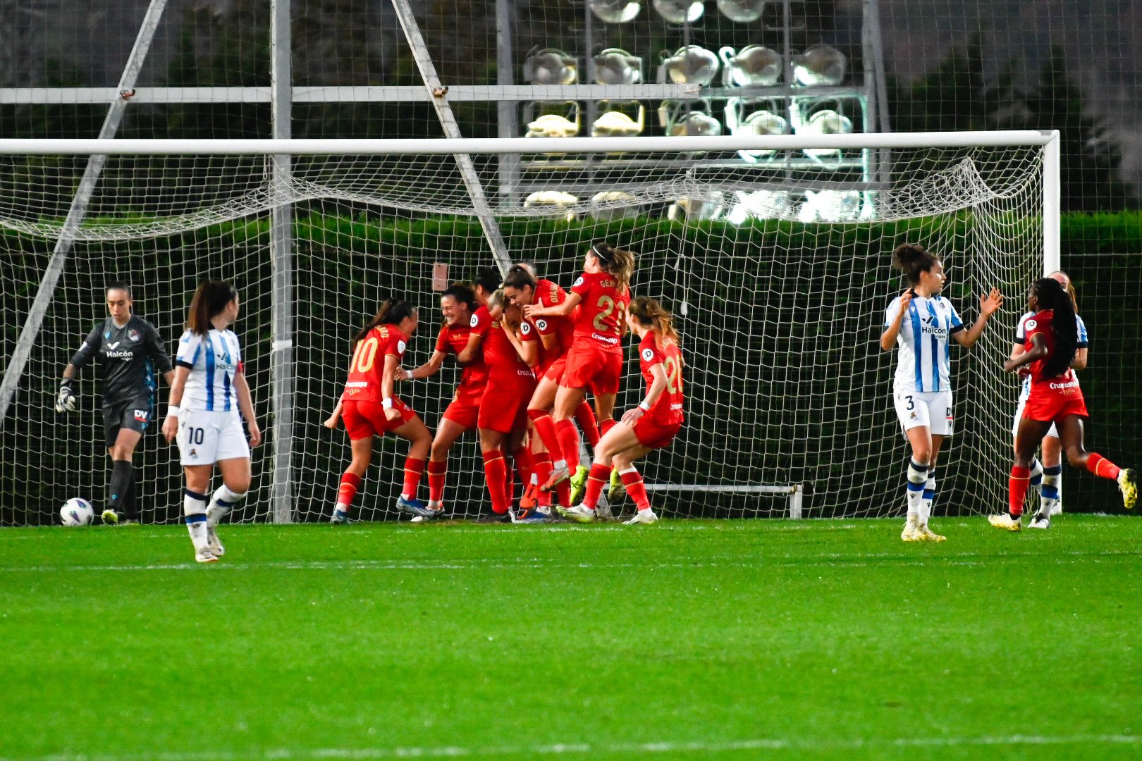 La alegría de las sevillistas con los tres puntos conseguidos. Fuente: Sevilla FC.