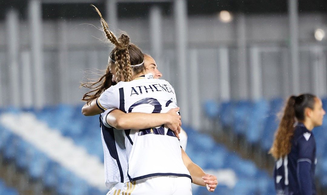 Rocío Gálvez y Athenea del Castillo celebran la victoria del Real Madrid. Fuente: Twitter Oficial del Real Madrid (@realmadridfem)