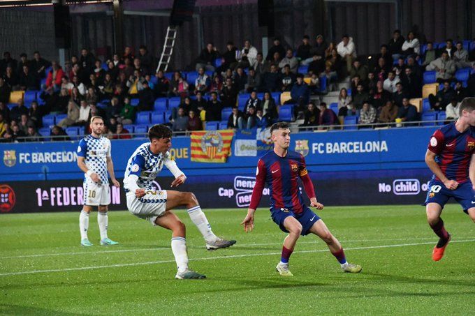 El jugador del CE Sabadell, Sander Ballero, efectuando su gol antes de finalizar la primera parte. Fuente: @CESabadell.