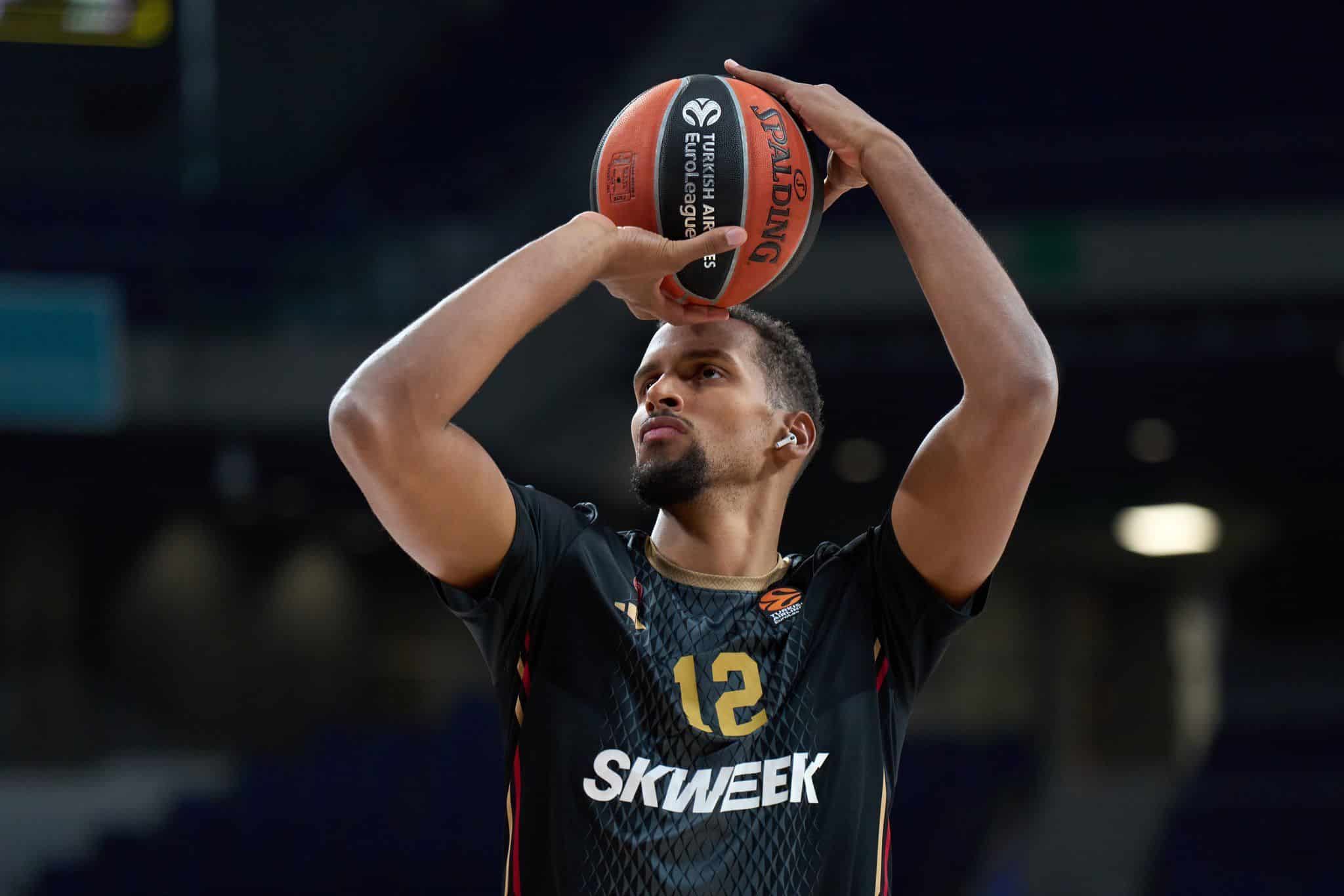 Petr Cornelie ejecuta un lanzamiento en el calentamiento. Foto: Turkish Airlines Euroleague