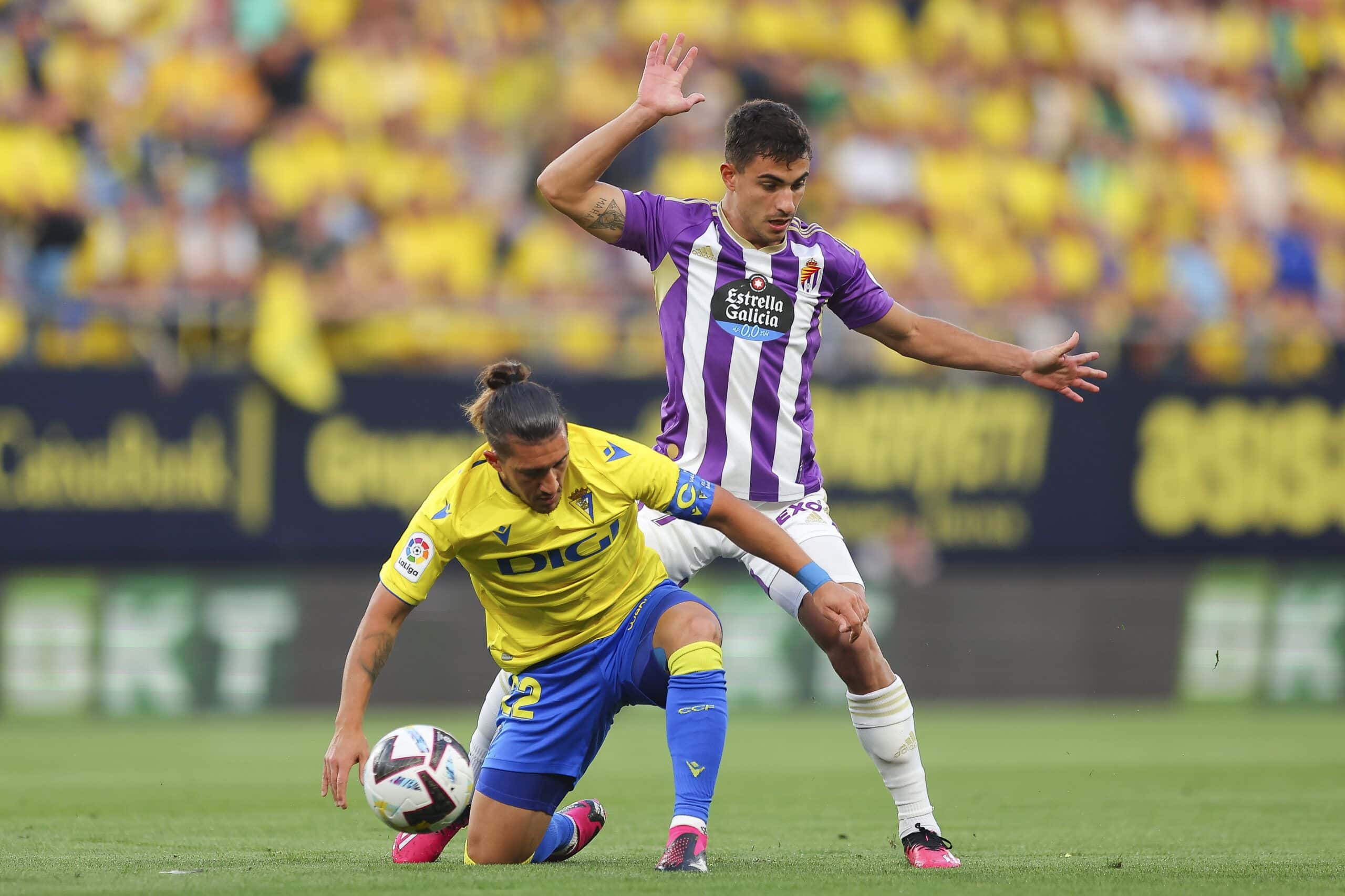 CADIZ, SPAIN - MAY 19: Alfonso Espino of Cadiz CF battles for possession with Lucas Rosa of Real Valladolid CF during the LaLiga Santander match between Cadiz CF and Real Valladolid CF at Estadio Nuevo Mirandilla on May 19, 2023 in Cadiz, Spain. (Photo by Fran Santiago/Getty Images)