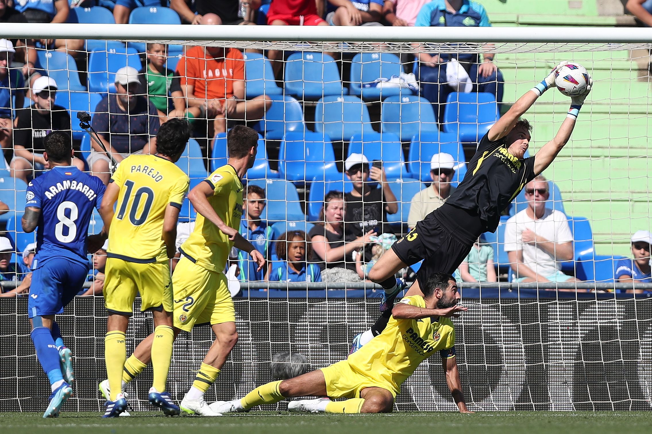 GETAFE, SPAIN - SEPTEMBER 30: Goalkeeper Filip Jorgensen (R) of Villarreal CF stops the strike of Mauro Arambarri (L) of Getafe CF during the LaLiga EA Sports match between Getafe CF and Villarreal CF at Coliseum Alfonso Perez on September 30, 2023 in Getafe, Spain. (Photo by Gonzalo Arroyo Moreno/Getty Images)