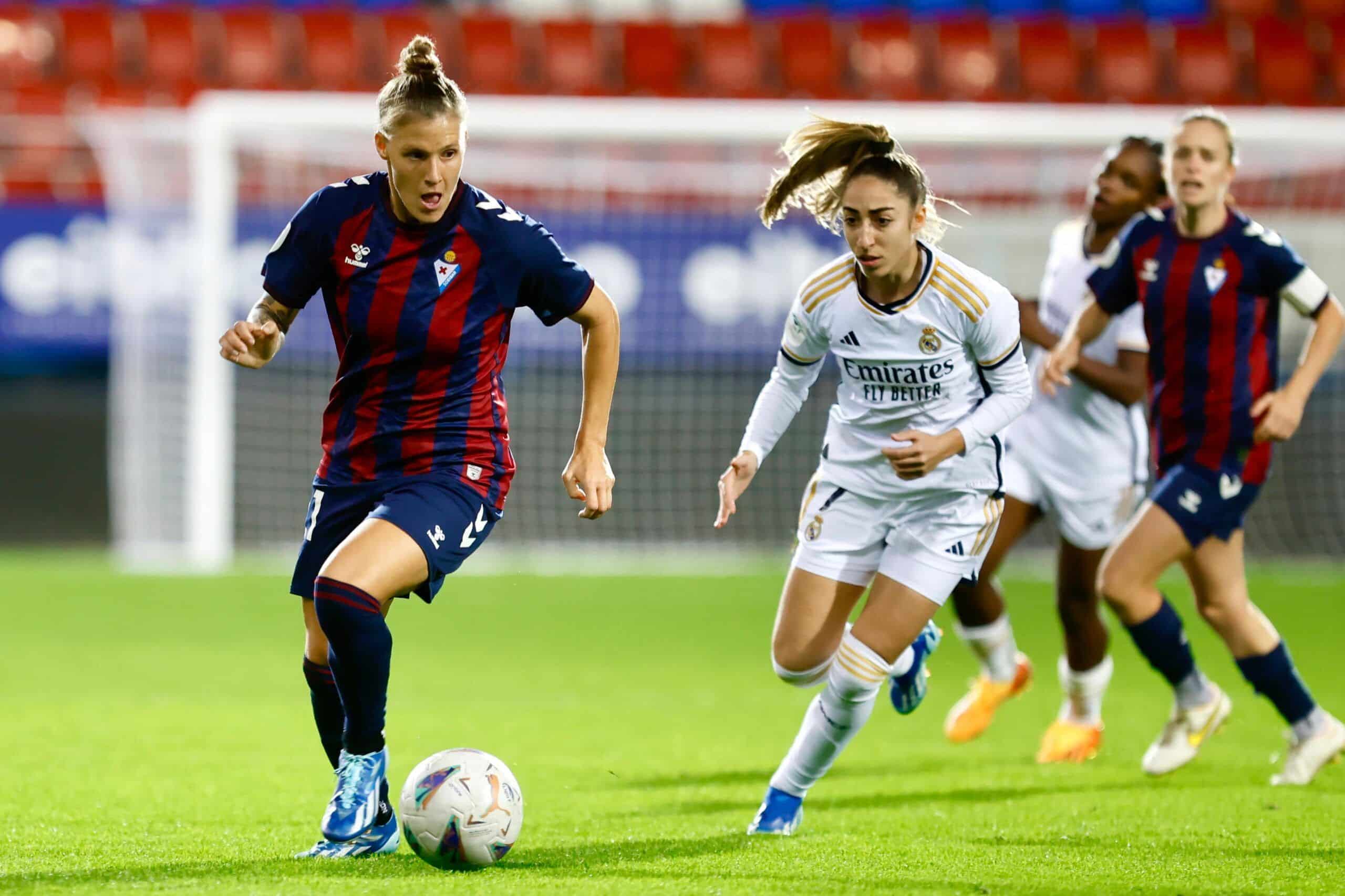 Annelie Leitner (izquierda) protege el balón ante Olga Carmona (derecha). Fuente: twitter Oficial de la SD Eibar (@SDEibar)