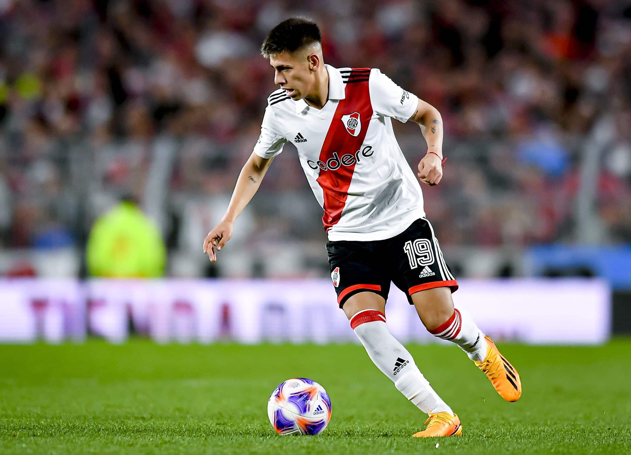 BUENOS AIRES, ARGENTINA - JULY 5: Claudio Echeverri of River Plate drives the ball during a match between River Plate and Colon as part of Liga Profesional Argentina 2023 at Estadio Mas Monumental Antonio Vespucio Liberti on July 5, 2023 in Buenos Aires, Argentina. (Photo by Marcelo Endelli/Getty Images)