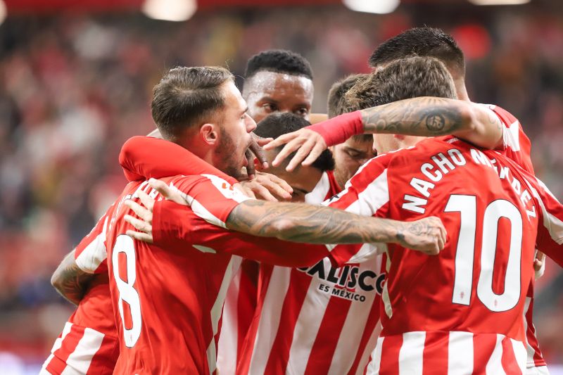 Jugadores del Sporting celebran un gol ante el Eldense